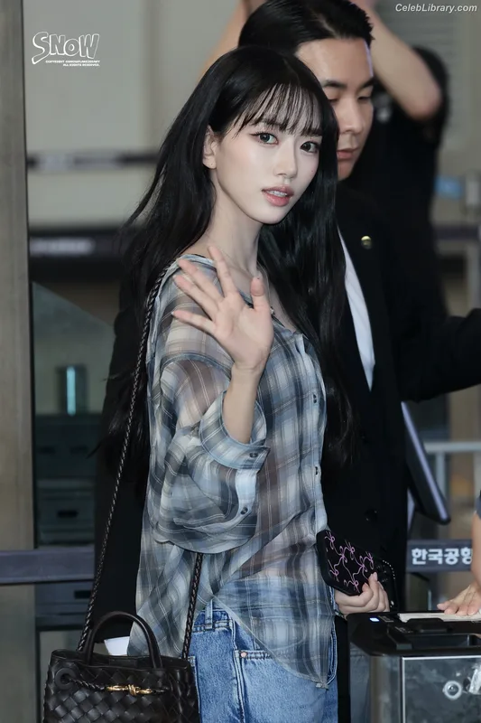 Sooin (Kim Soo-in, Swim Kim) MEOVV photo 3 of 93