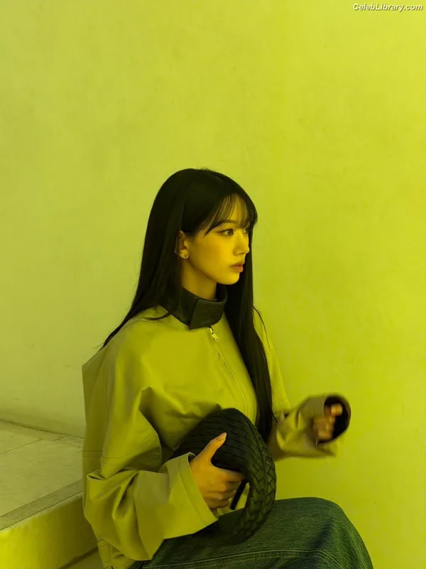 Sooin (Kim Soo-in, Swim Kim) MEOVV photo 4 of 93