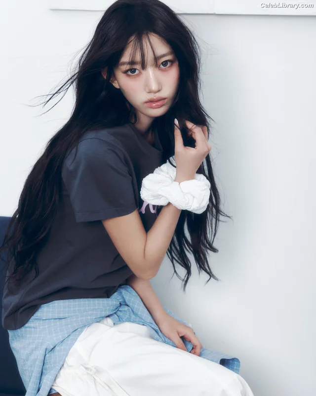 Sooin (Kim Soo-in, Swim Kim) MEOVV photo 6 of 93