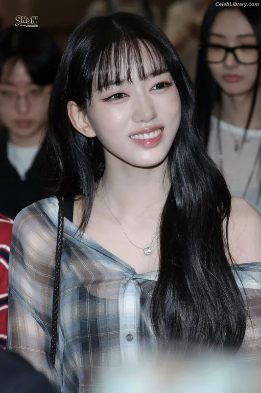 Sooin (Kim Soo-in, Swim Kim) MEOVV photo 12 of 93