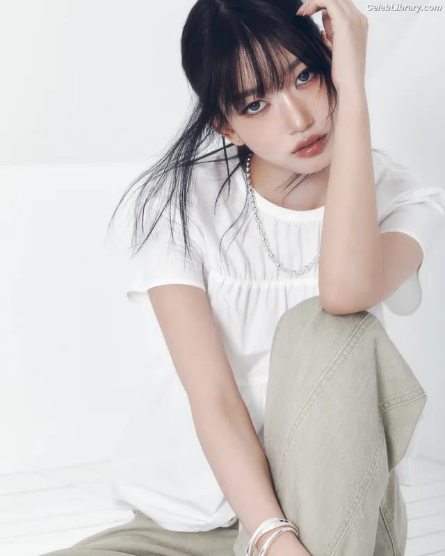 Sooin (Kim Soo-in, Swim Kim) MEOVV photo 15 of 93