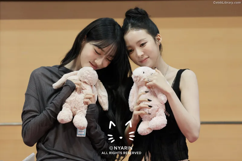 Sooin (Kim Soo-in, Swim Kim) MEOVV photo 18 of 93