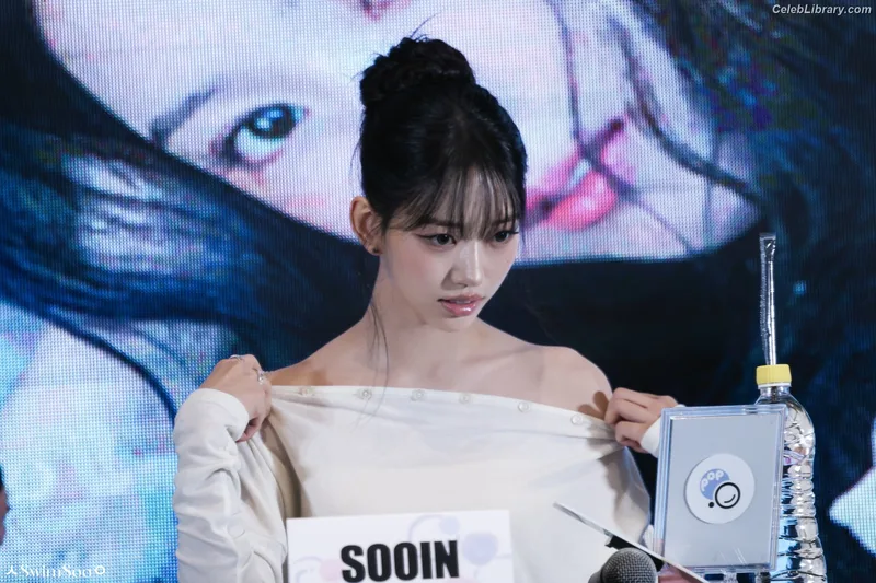 Sooin (Kim Soo-in, Swim Kim) MEOVV photo 5 of 93
