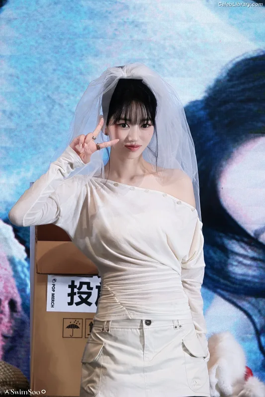 Sooin (Kim Soo-in, Swim Kim) MEOVV photo 8 of 93