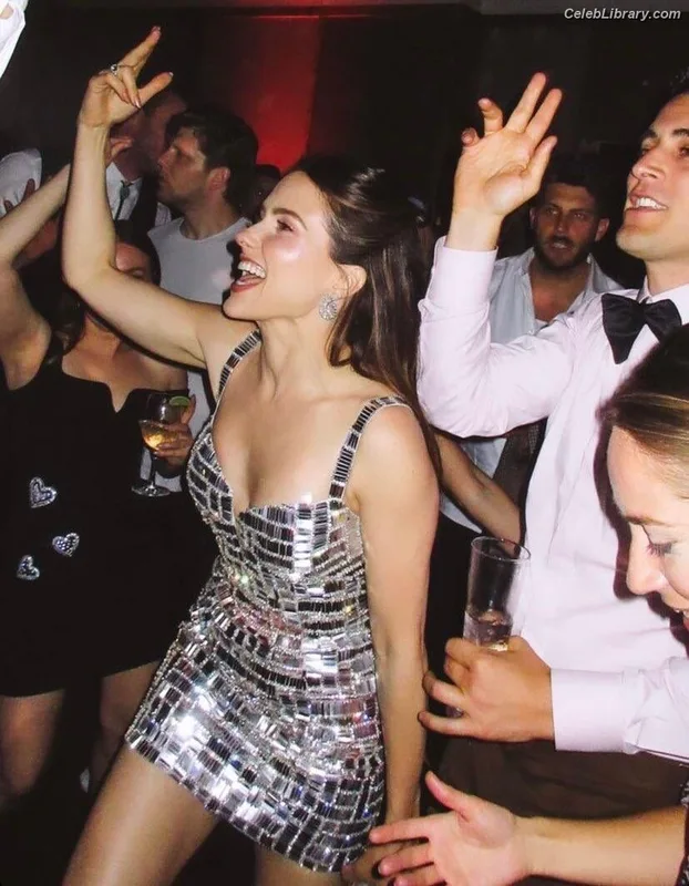 Sophia Bush photo 16 of 304