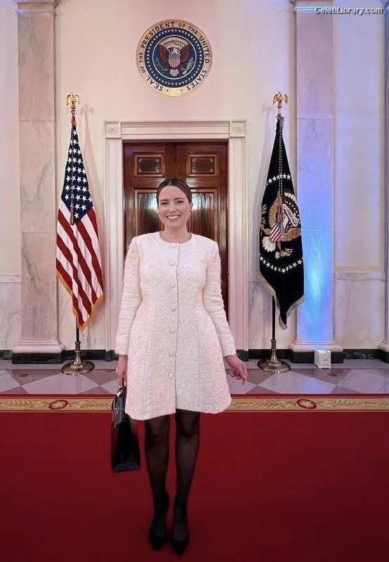 Sophia Bush photo 2 of 304