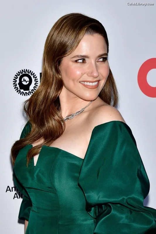 Sophia Bush photo 11 of 304