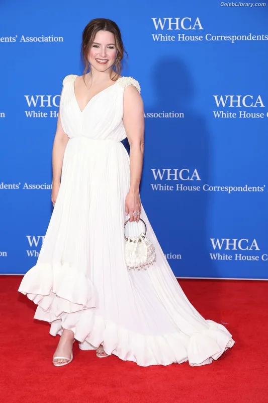 Sophia Bush photo 2 of 304