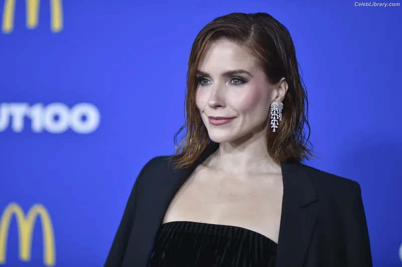Sophia Bush photo 2 of 304
