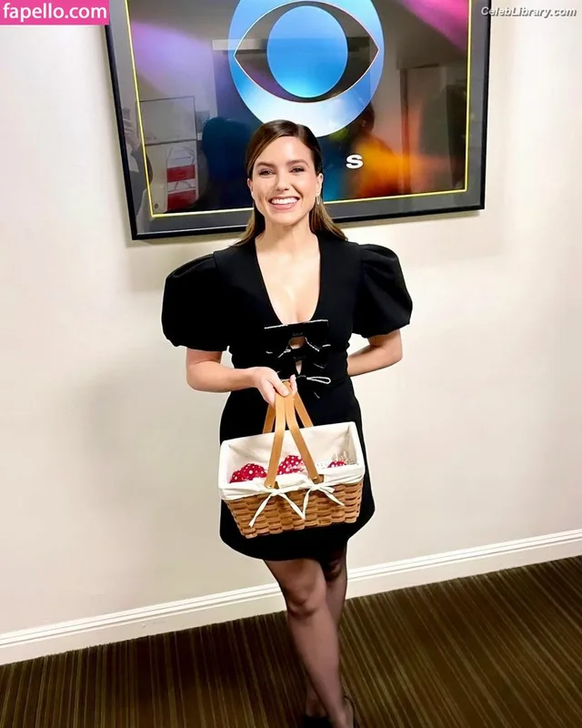 Sophia Bush photo 16 of 304