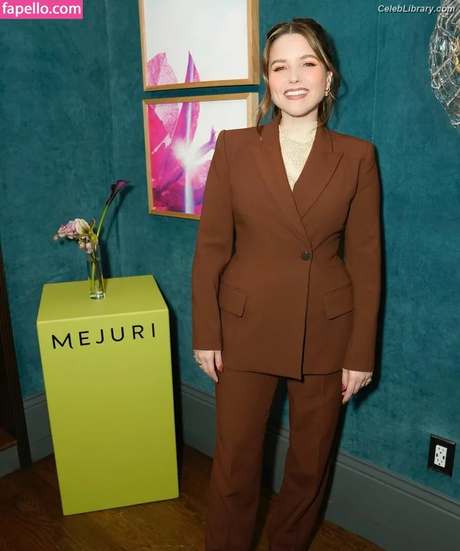 Sophia Bush photo 22 of 304