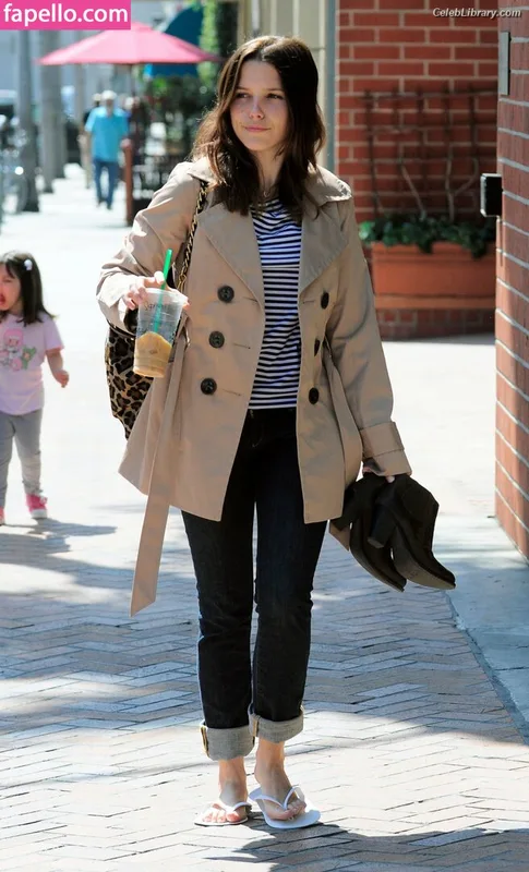 Sophia Bush photo 3 of 304