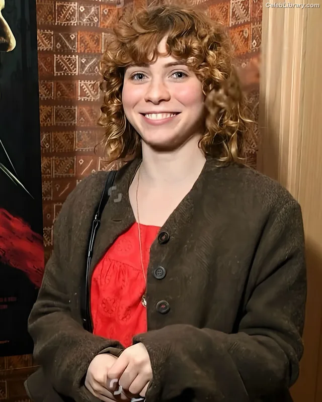 Sophia Lillis photo 16 of 128
