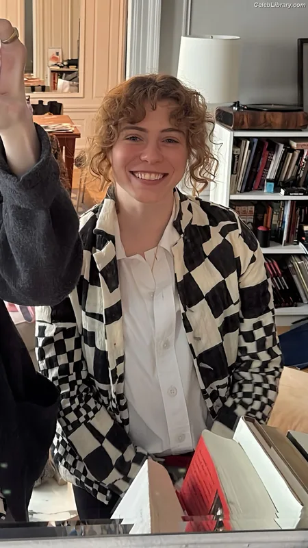 Sophia Lillis photo 20 of 128