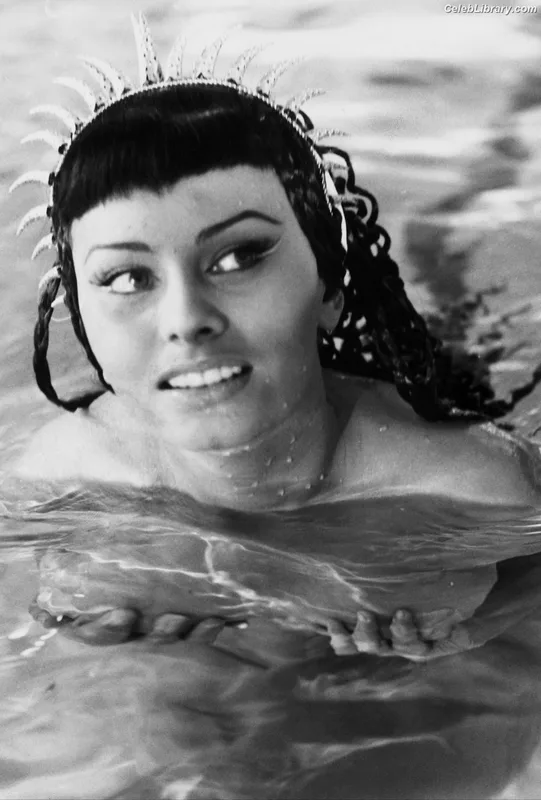 Sophia Loren photo 17 of 80