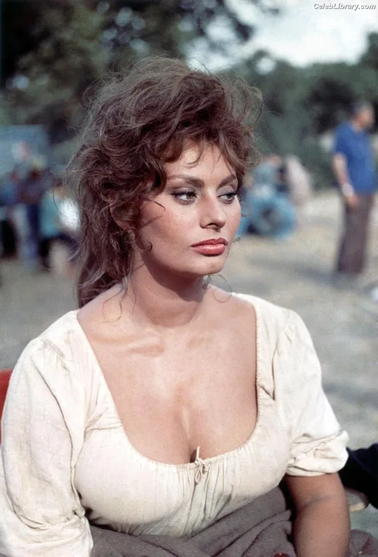 Sophia Loren photo 23 of 80