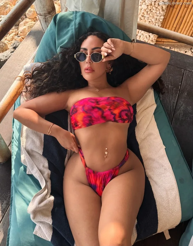 Sophie Kasaei photo 1 of 26