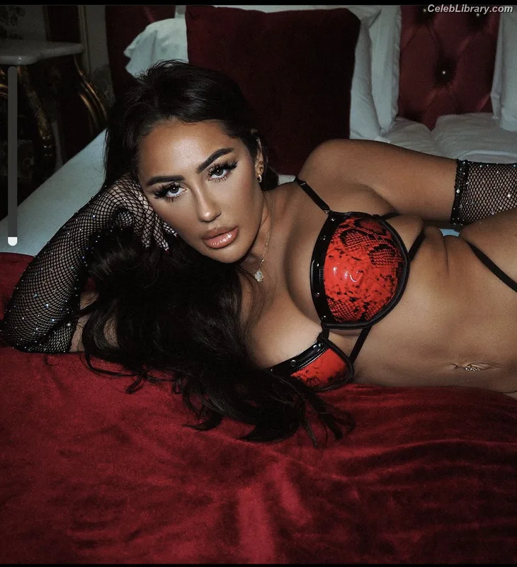 Sophie Kasaei photo 15 of 26