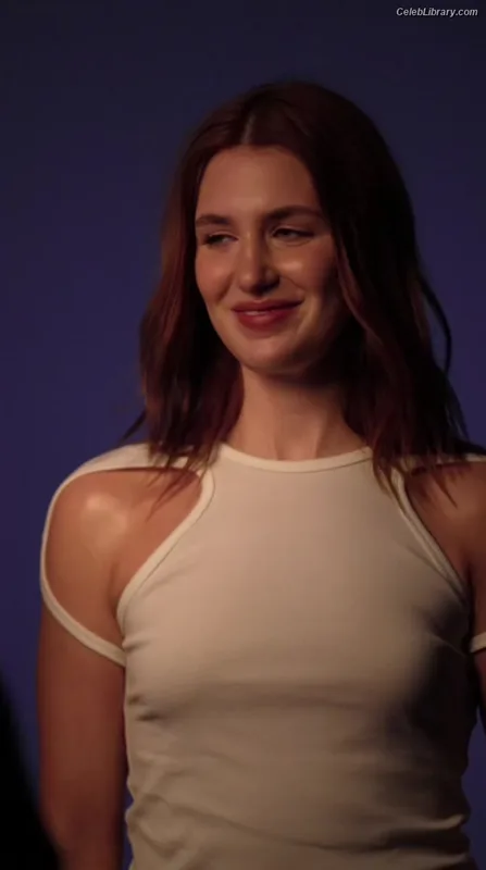 Sophie Nélisse photo 22 of 493