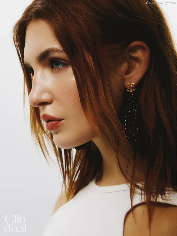 Sophie Nélisse photo 20 of 493