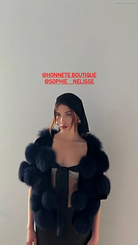 Sophie Nélisse photo 12 of 493