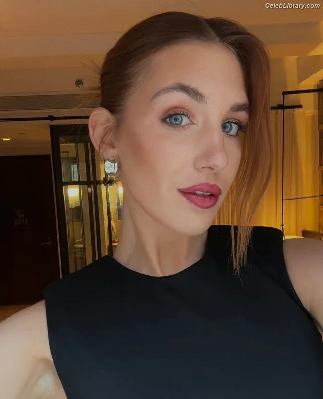 Sophie Nélisse photo 14 of 493