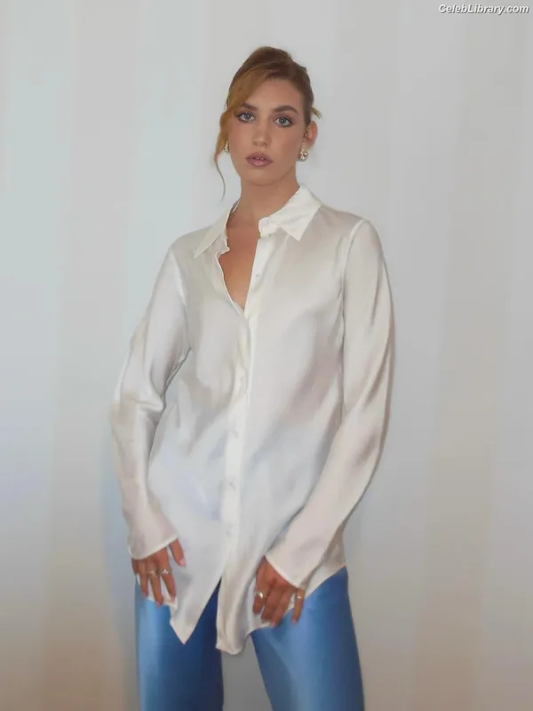 Sophie Nélisse photo 8 of 493