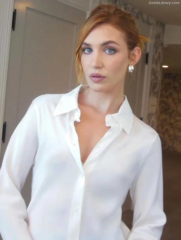 Sophie Nélisse photo 9 of 493