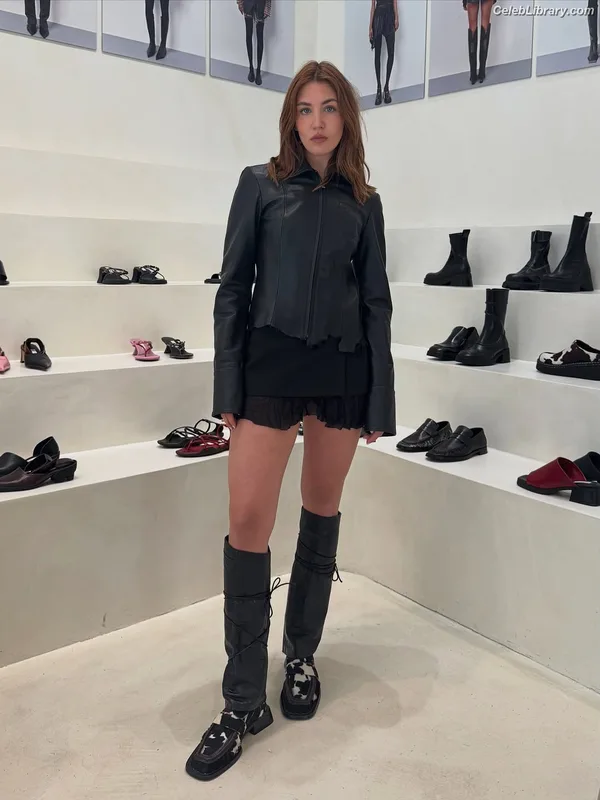 Sophie Nélisse photo 15 of 493