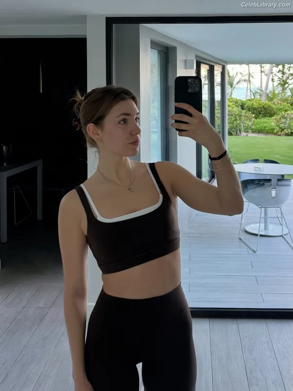 Sophie Nélisse photo 19 of 493