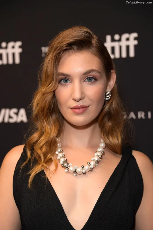 Sophie Nélisse photo 24 of 493