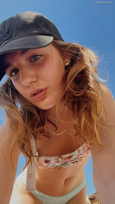 Sophie Nélisse photo 23 of 493
