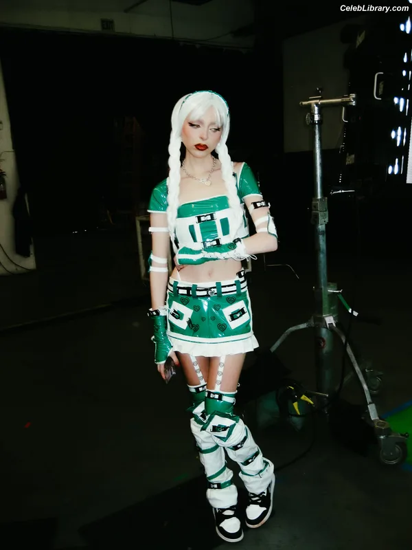 Sophie Powers photo 11 of 535
