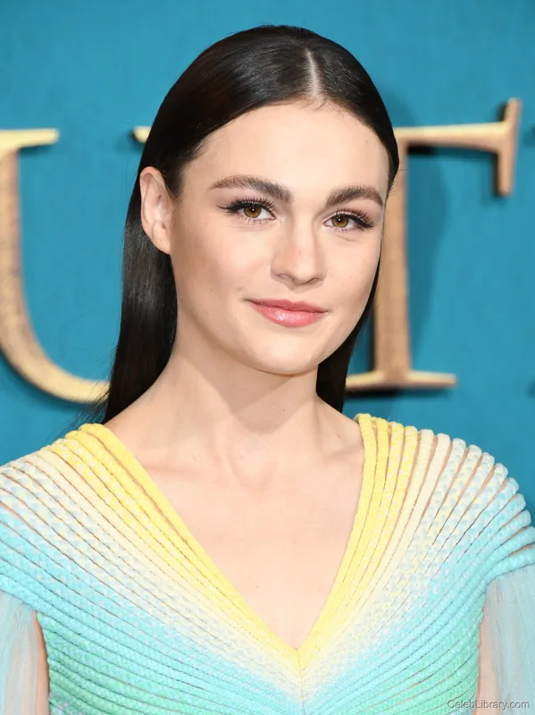 Sophie Skelton photo 3 of 70