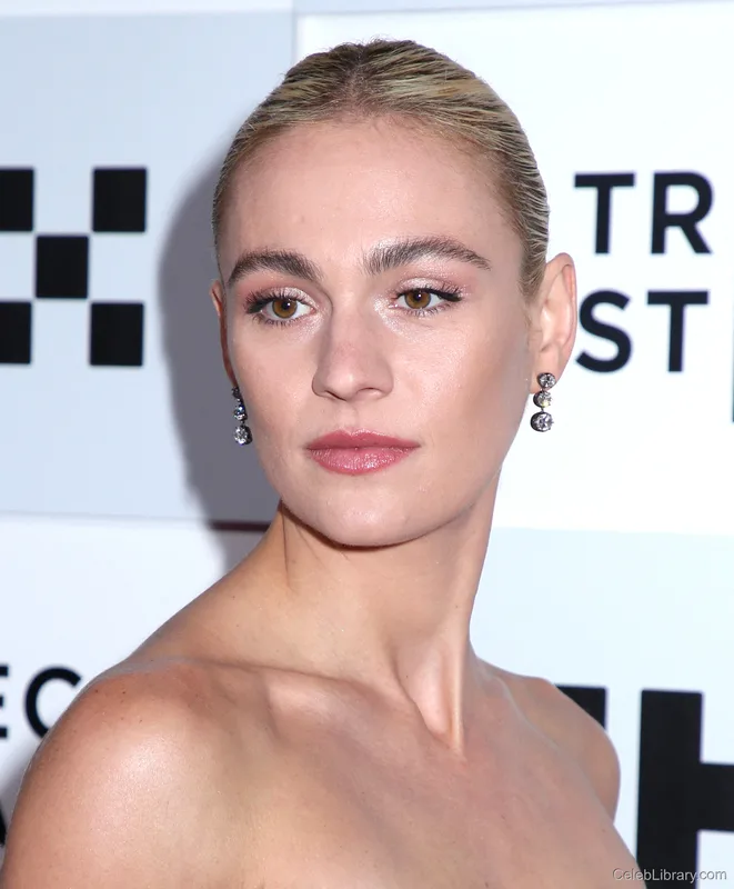 Sophie Skelton photo 4 of 70