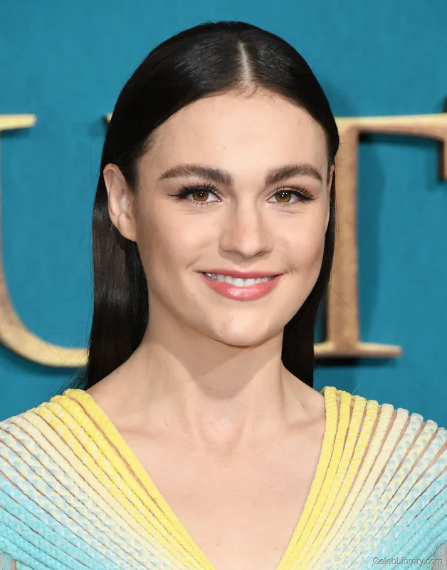 Sophie Skelton photo 8 of 70