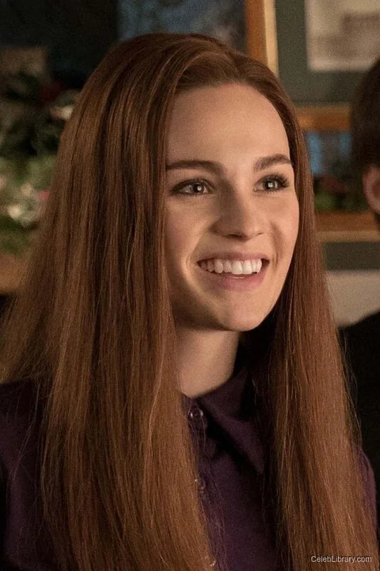 Sophie Skelton photo 22 of 70