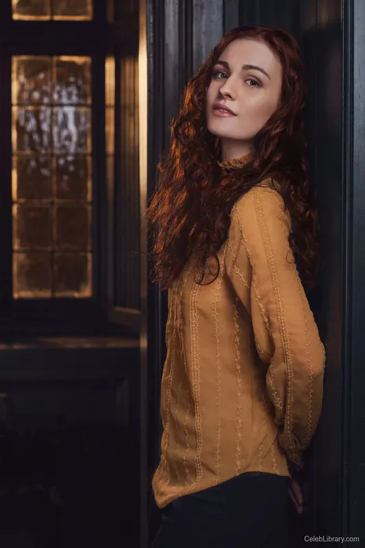 Sophie Skelton photo 8 of 70