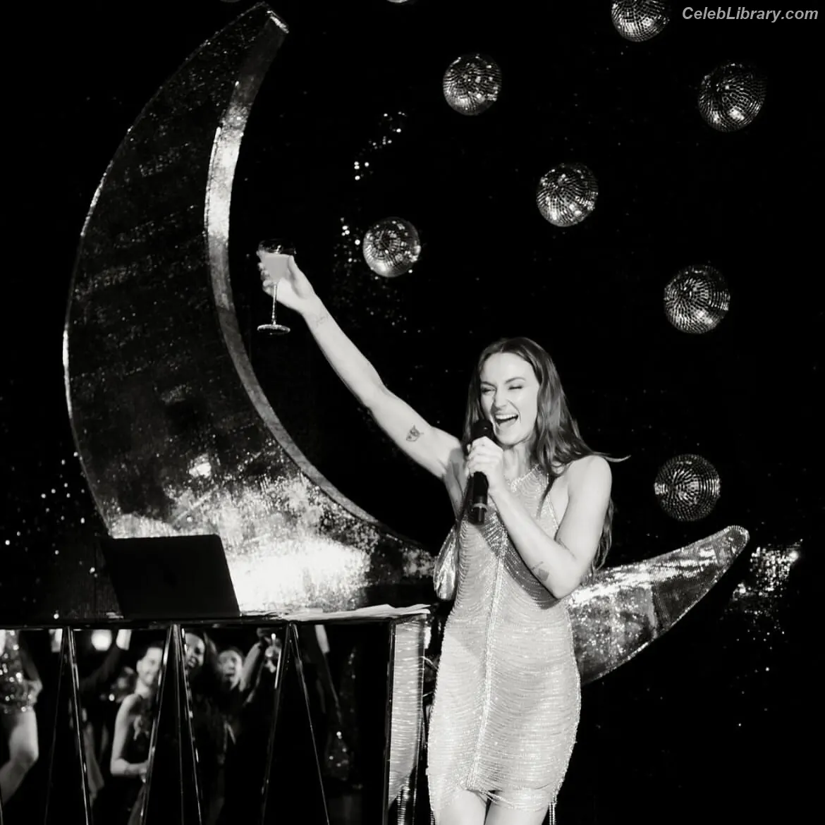 Sophie Turner photo 15 of 478