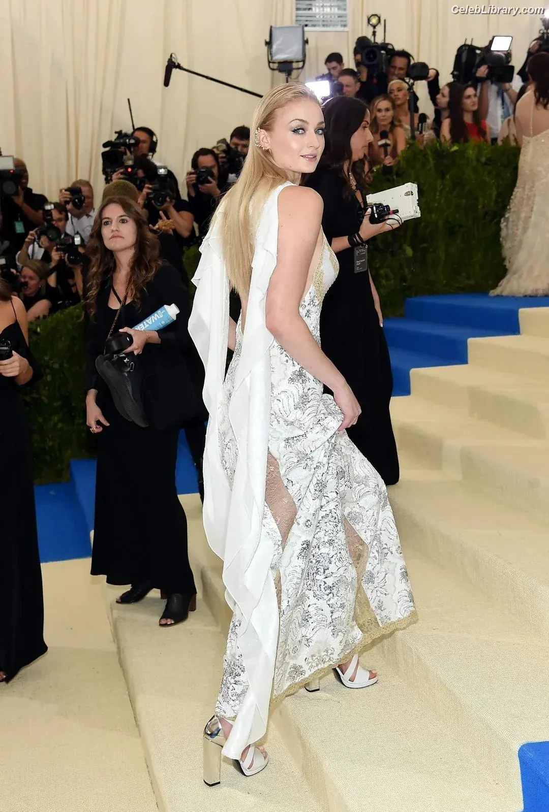 Sophie Turner photo 18 of 478