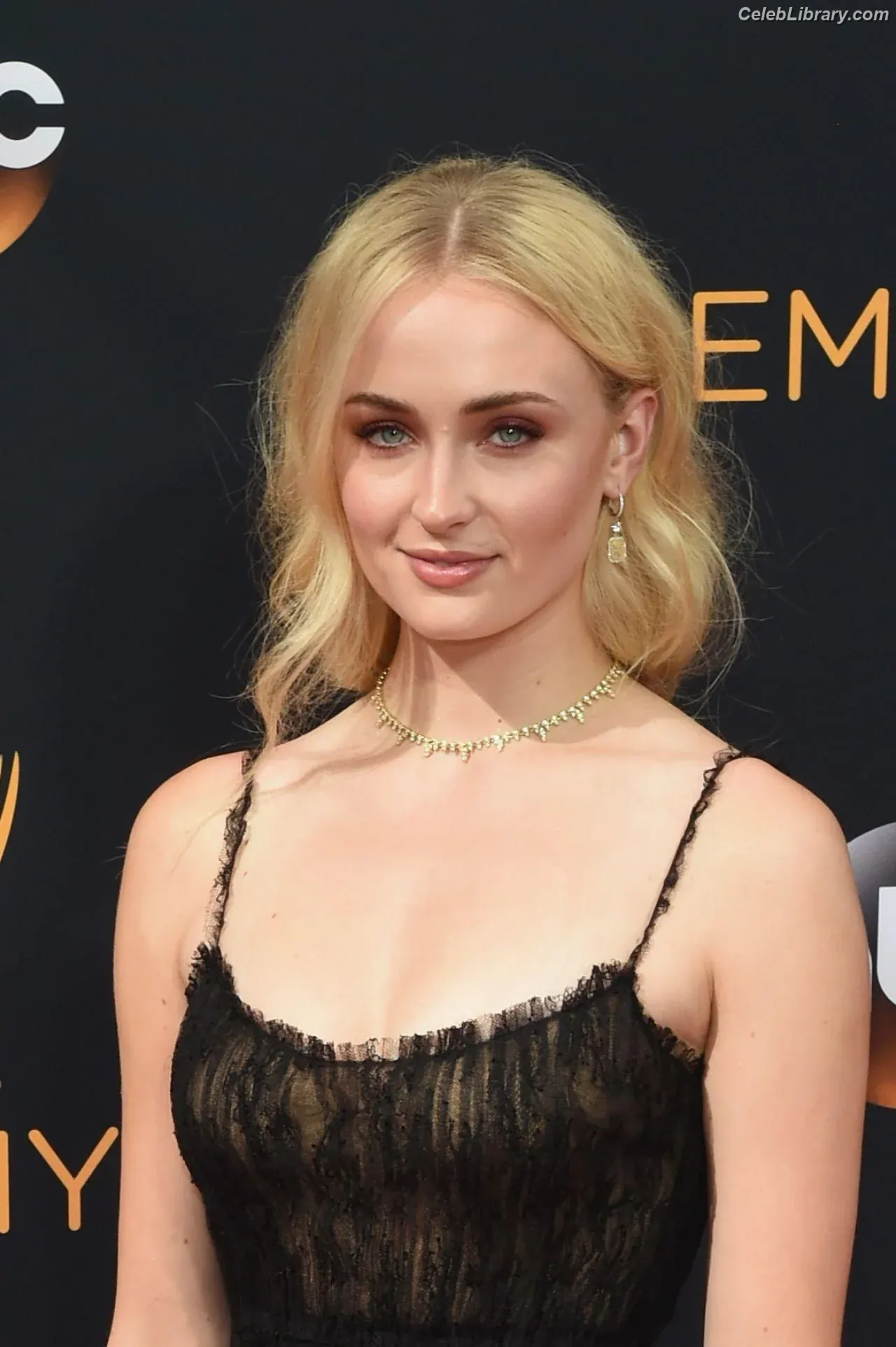 Sophie Turner photo 14 of 478