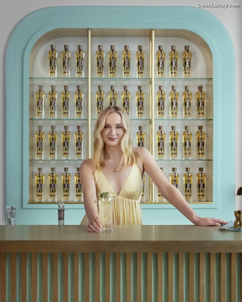 Sophie Turner photo 4 of 478