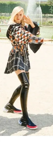 Sophie Turner photo 23 of 478