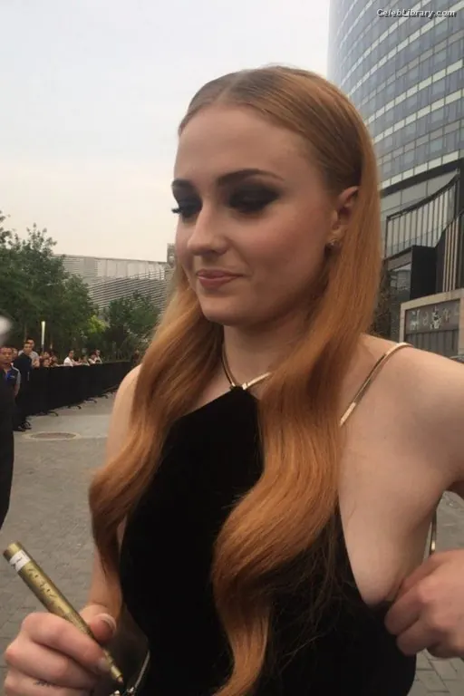 Sophie Turner photo 11 of 478