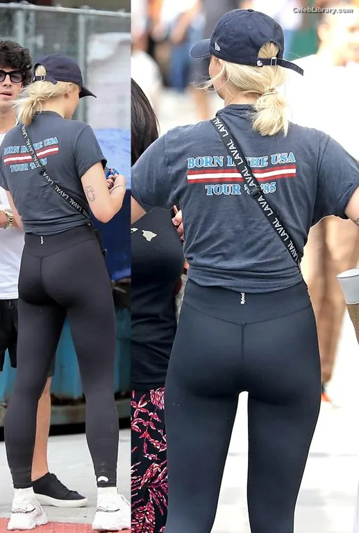 Sophie Turner photo 23 of 478