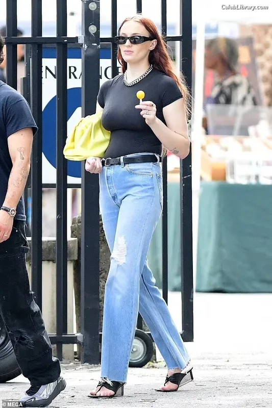 Sophie Turner photo 1 of 479