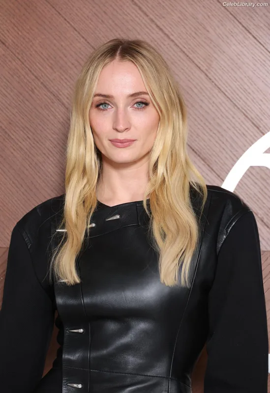 Sophie Turner photo 10 of 479