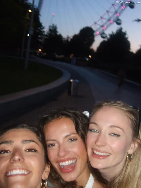 Sophie Turner photo 11 of 479