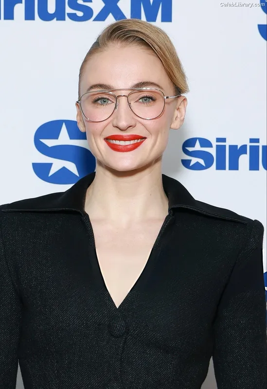 Sophie Turner photo 1 of 479