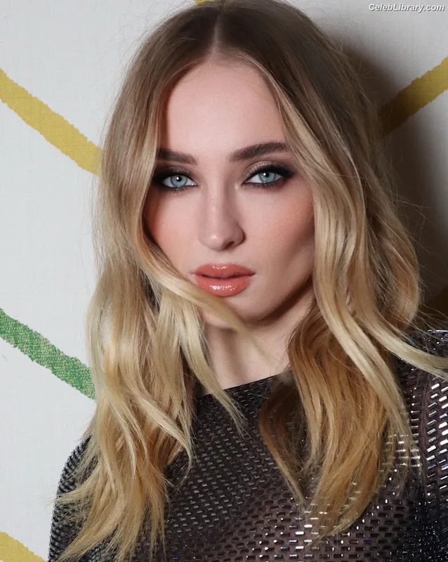 Sophie Turner photo 3 of 479